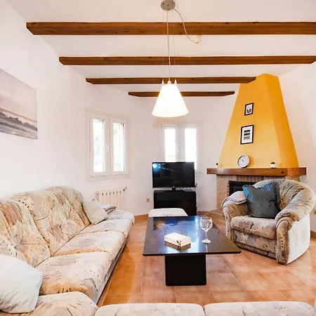 Jose - Three Bedroom With Private Pool - By Villamar